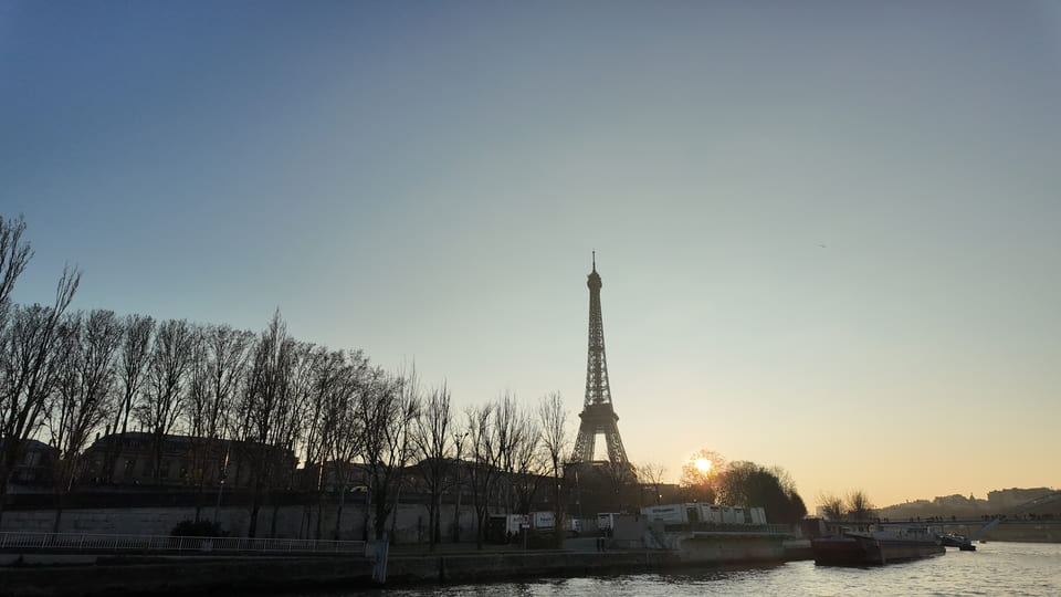 クルーズ船から見たエッフェル塔